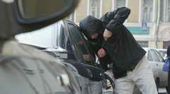 Кемерово. Сотрудники Госавтоинспекции задержали двух молодых людей, подозревающихся в попытке проникнуть в чужой автомобиль